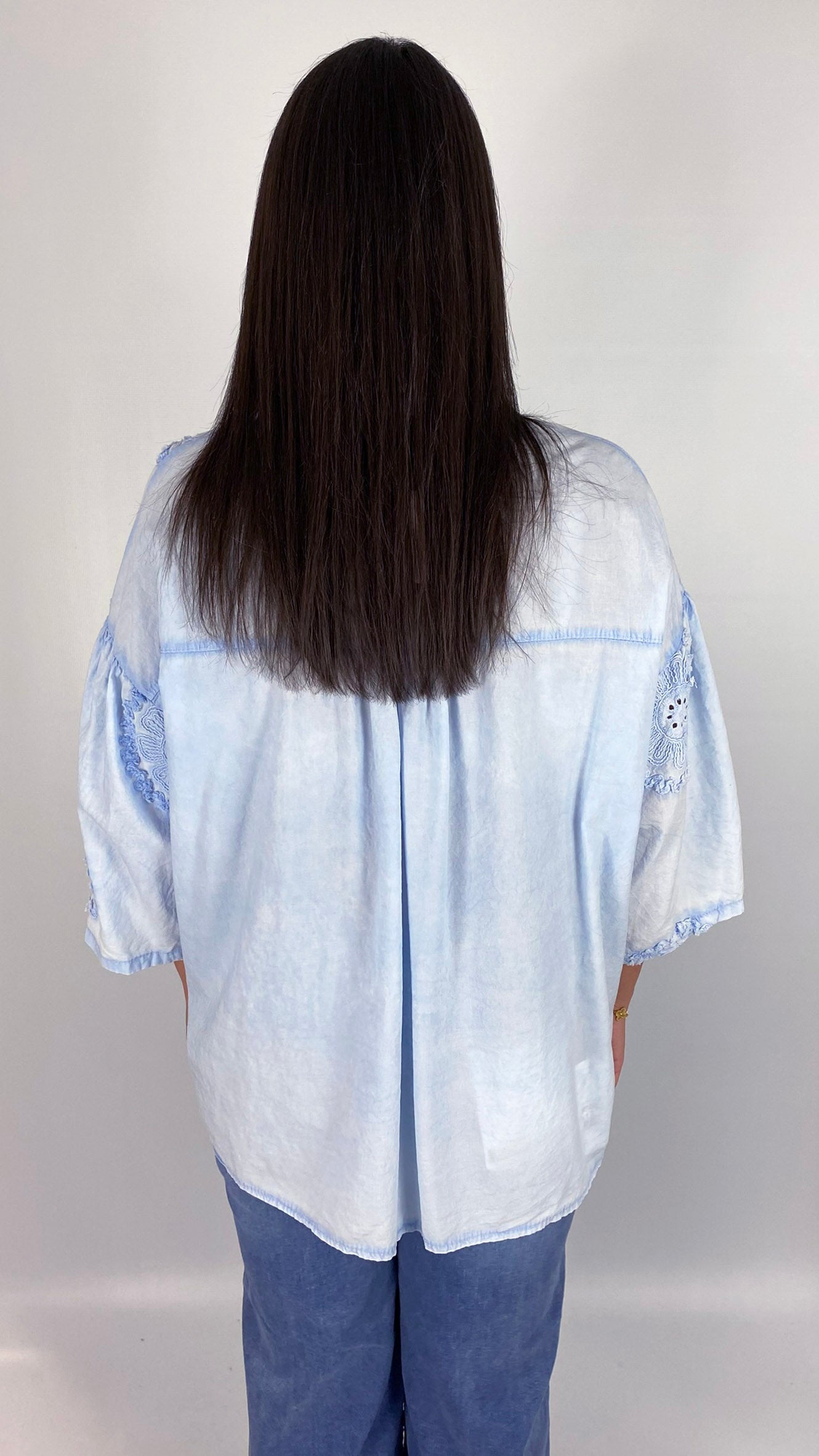 Embroidered flowers button-front shirt | 3 Colours