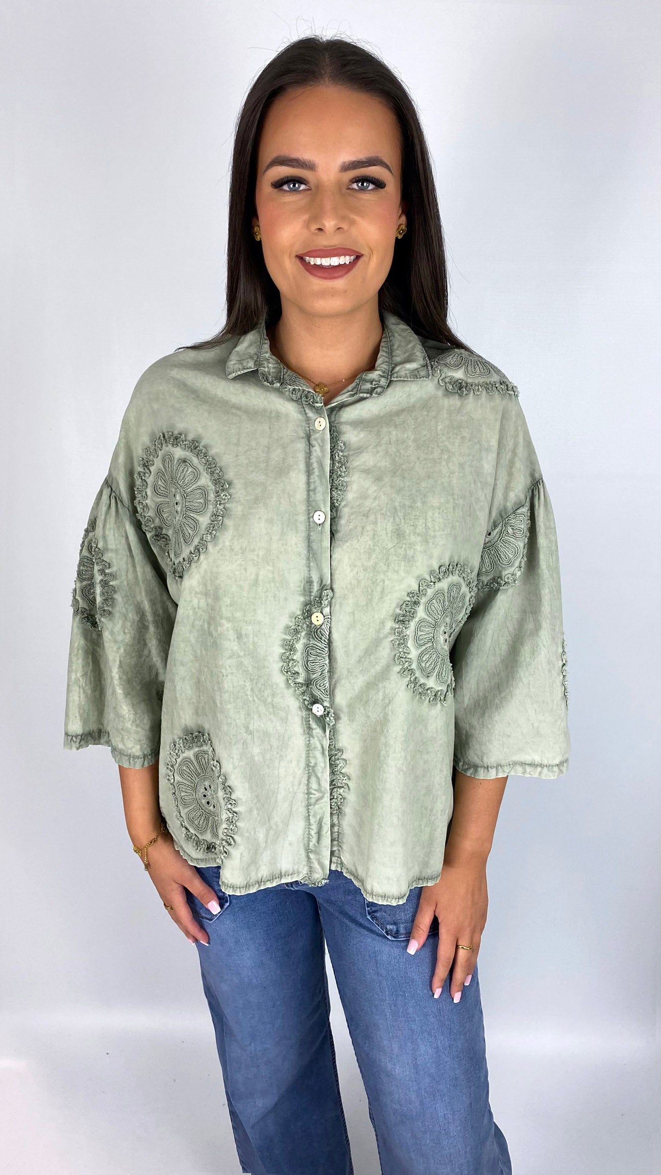 Embroidered flowers button-front shirt | 3 Colours