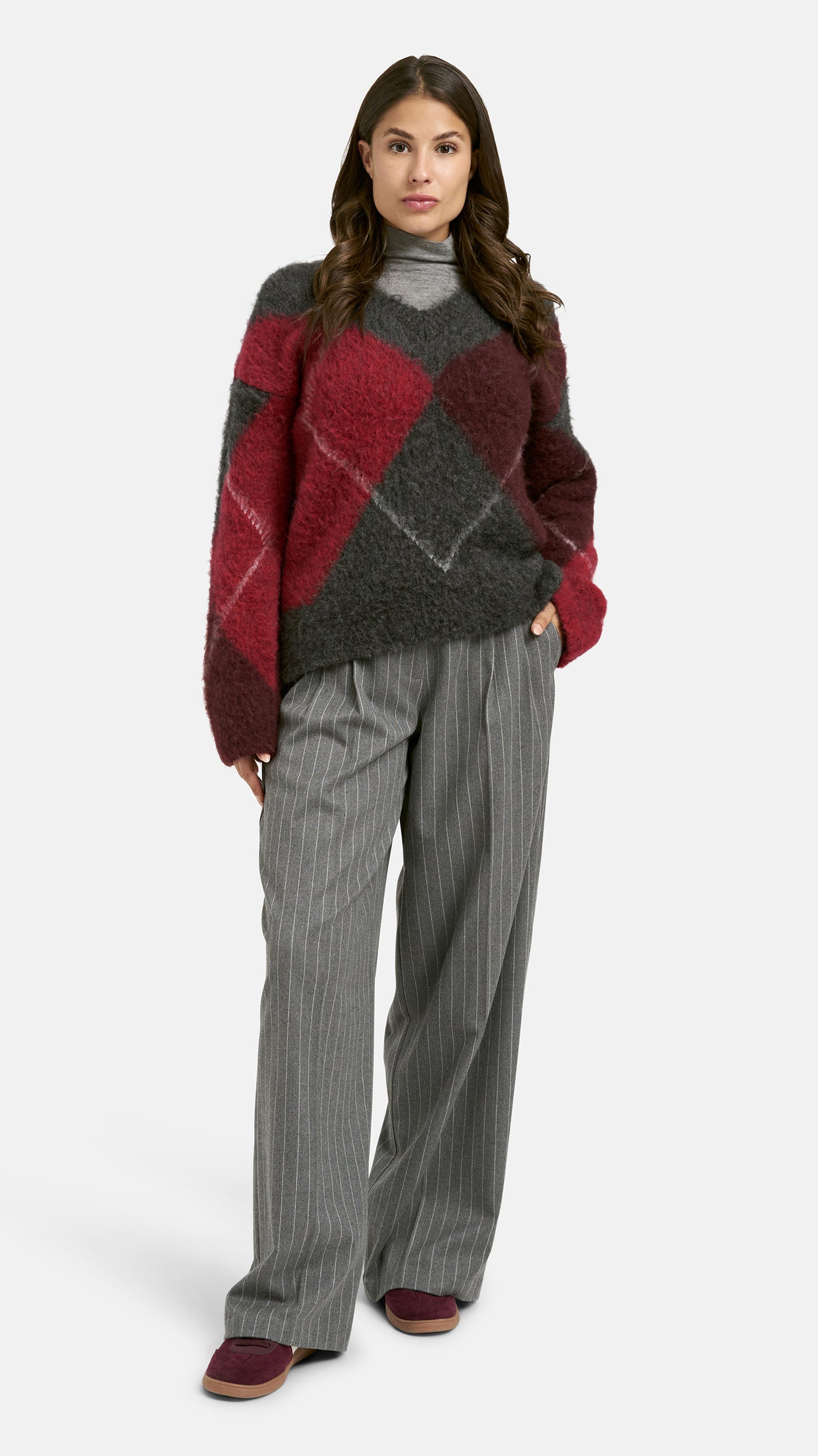 Argyle V-neck pullover | Anthracite | by Smith & Soul