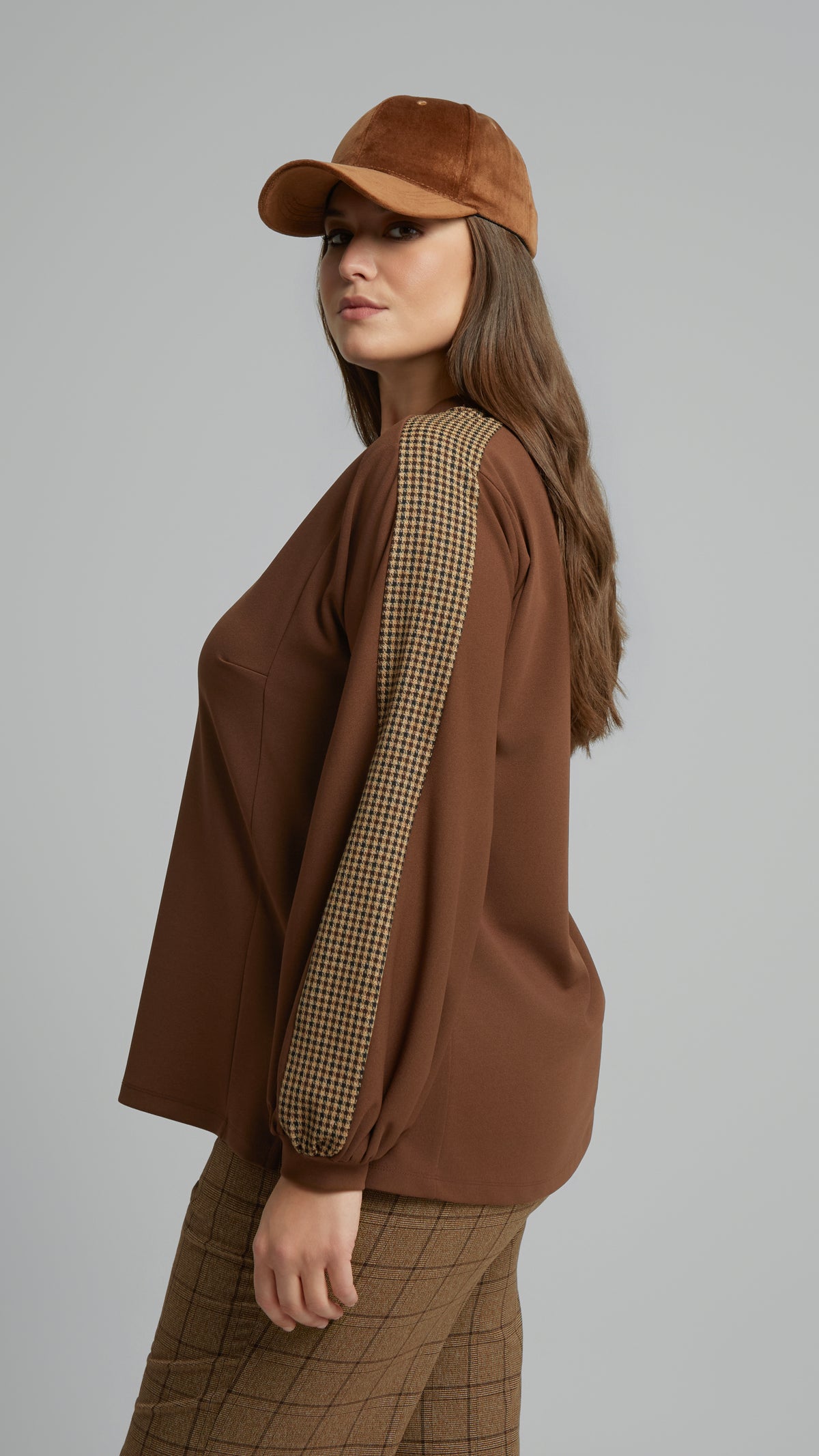 Check trimmed v-neck top | Brown | by Mat