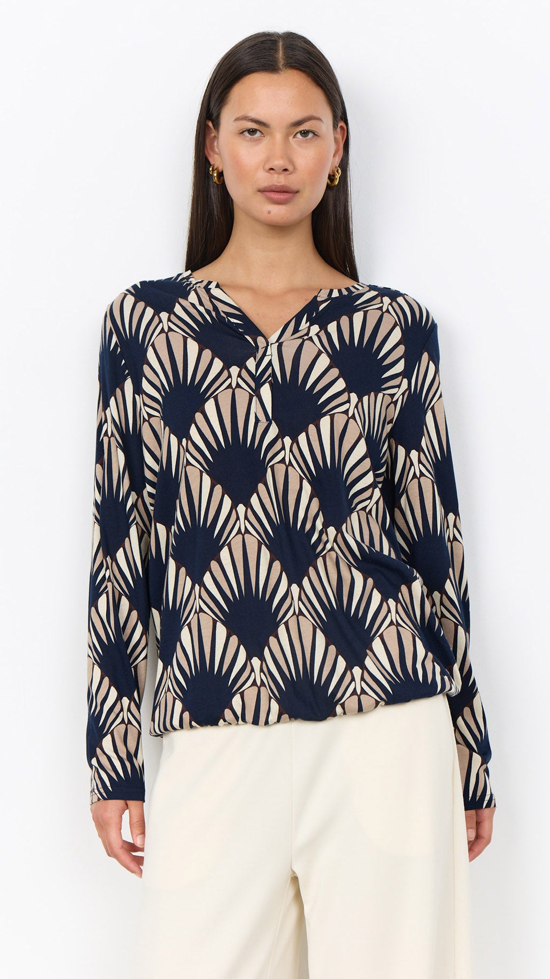 Geometric fan notched v-neck gathered hem top | Navy Combi | by Soya Concept
