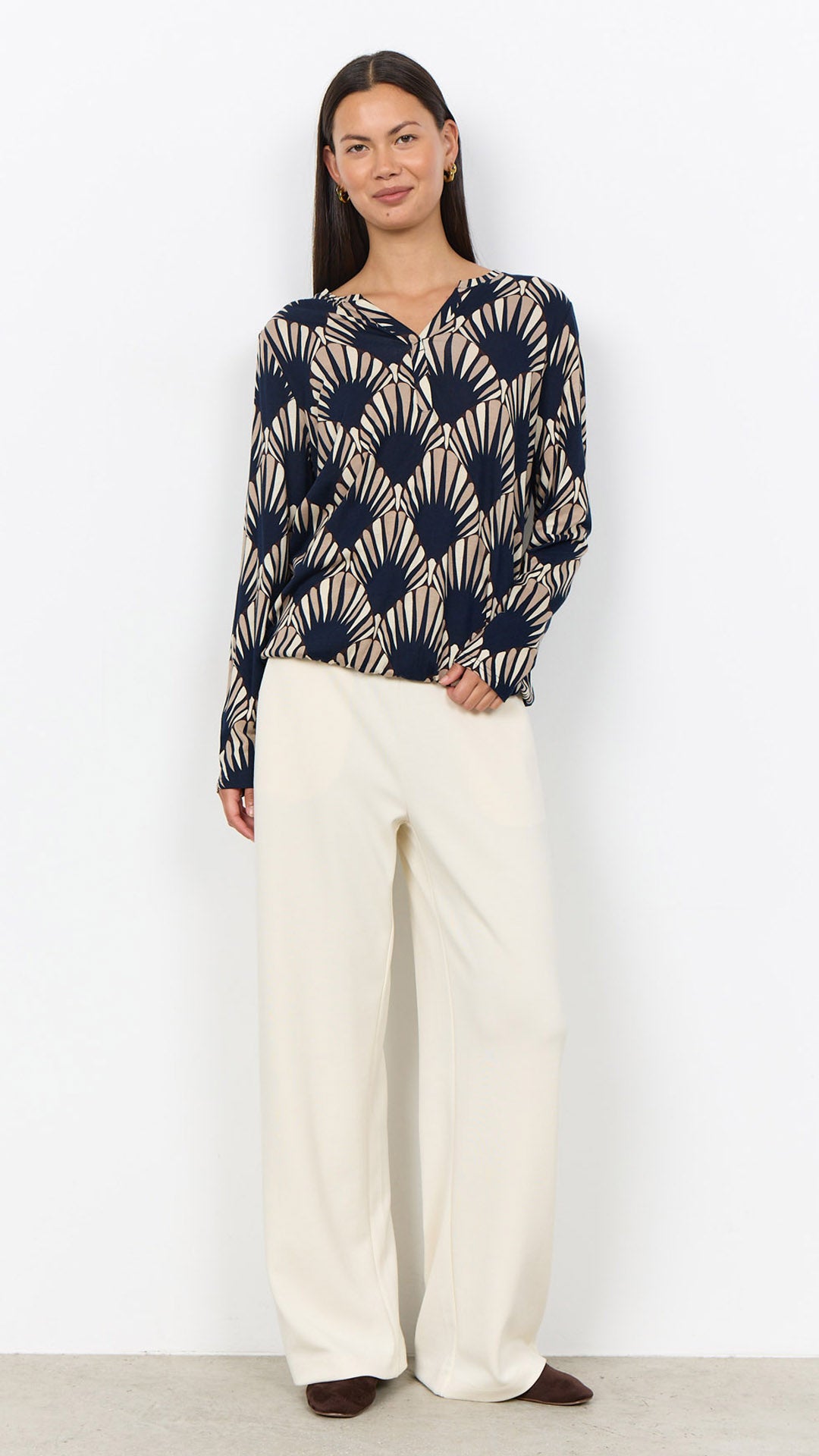 Geometric fan notched v-neck gathered hem top | Navy Combi | by Soya Concept