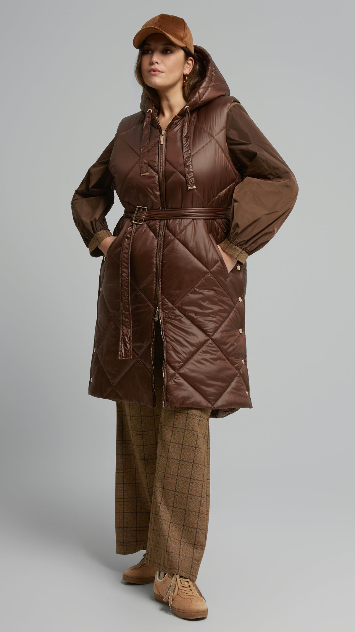 Quilted hooded gilet w/ removable belt | Chocolate | by Mat