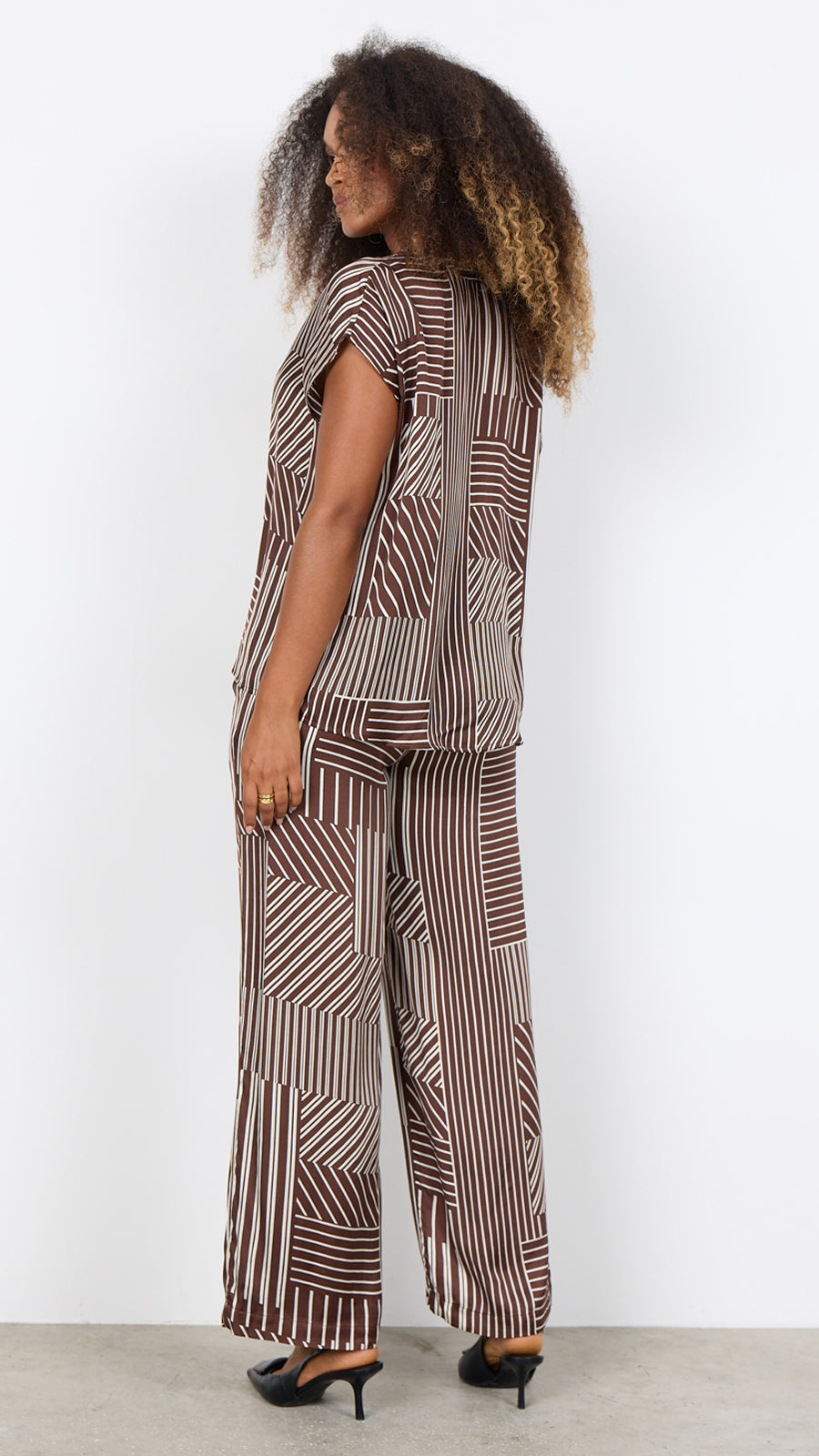 Satin-feel geometric print pull-on wide-leg trousers | Brown | by Soya Concept