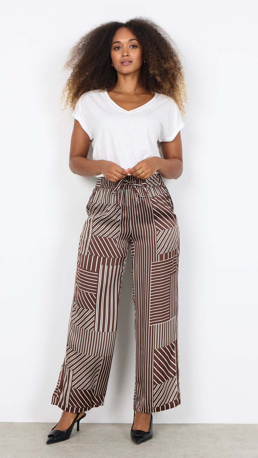 Satin-feel geometric print pull-on wide-leg trousers | Brown | by Soya Concept