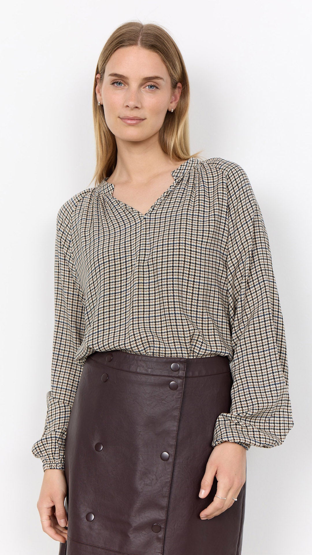 Notched v-neck houndstooth print blouse | Navy/Chocolate/Blue | by Soya Concept