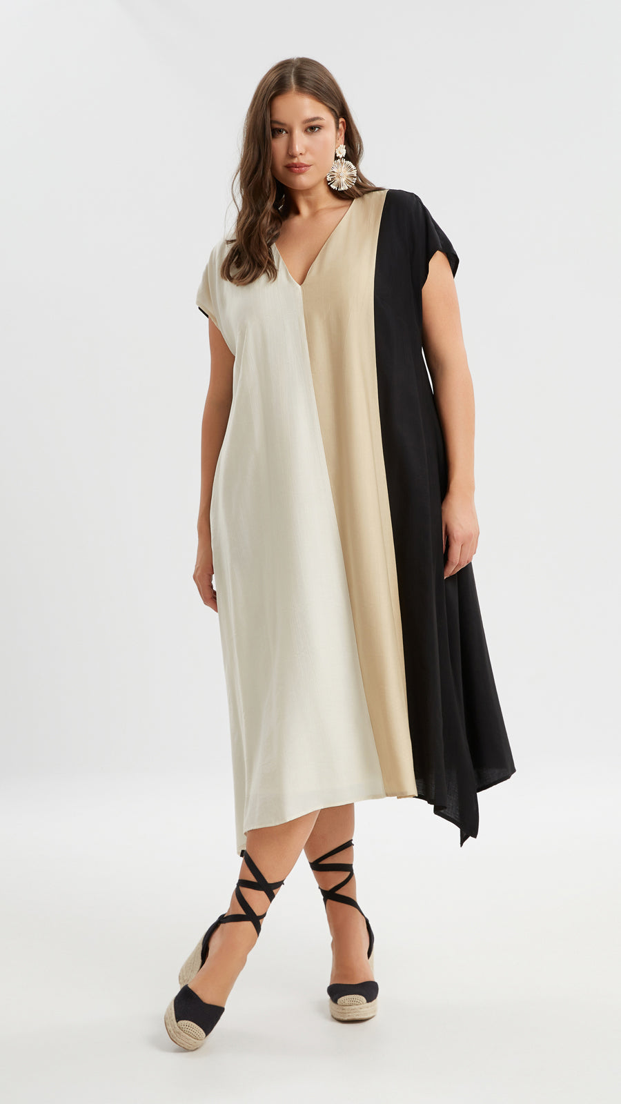 Block contrast v-neck dress | Black | by Mat