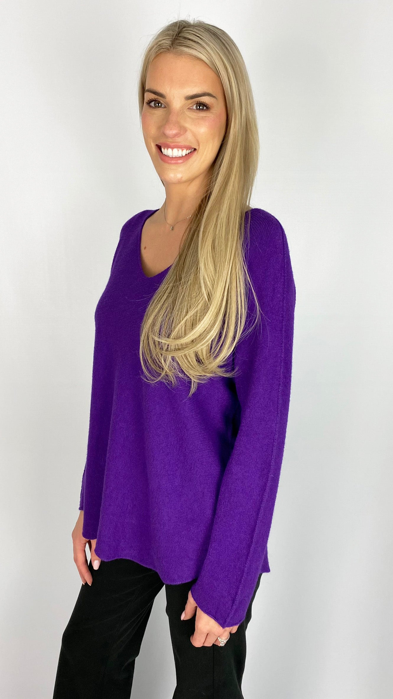 My curved hem v-neck jumper (7 Colours)