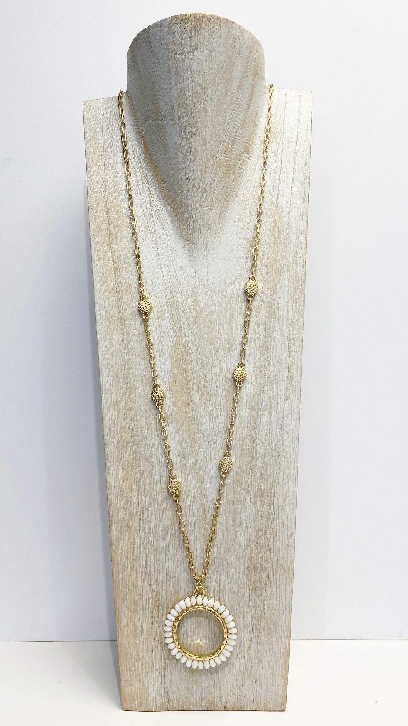 White beaded circle pendant necklace (Gold)