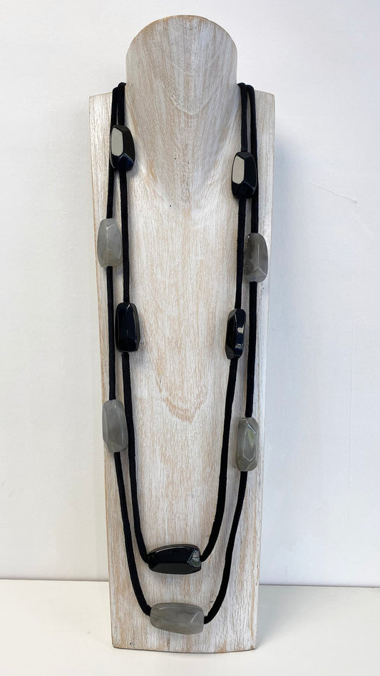 Yvonne long necklace | Black/Grey