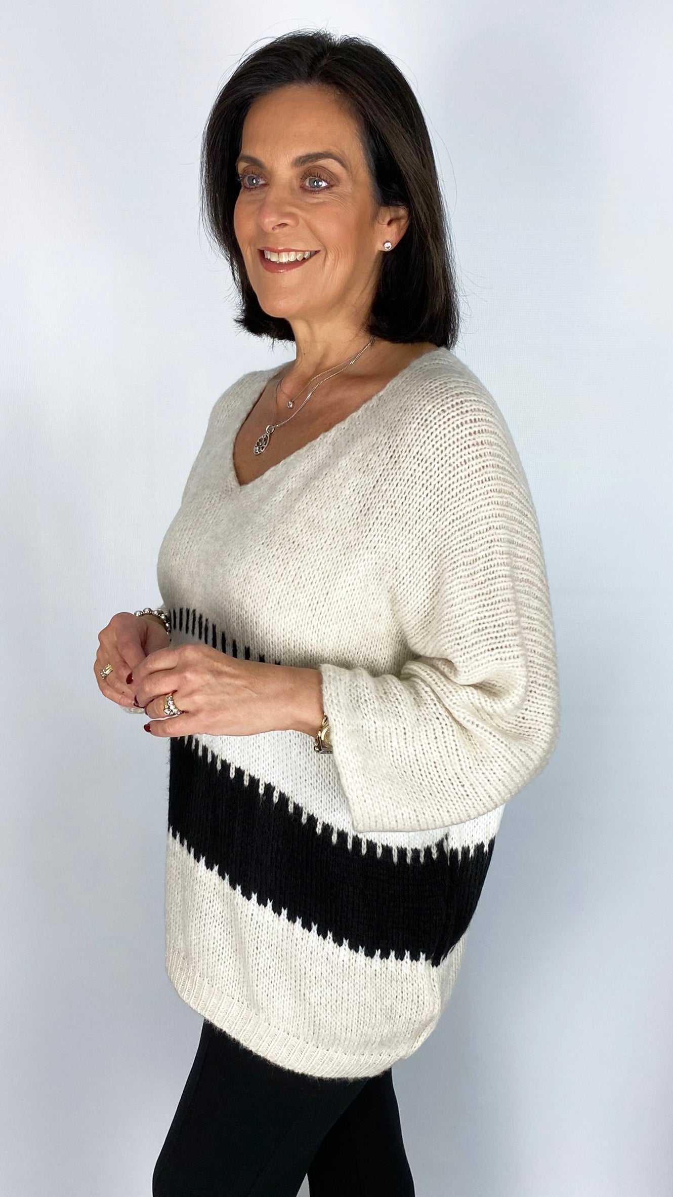 Contrast stripe v-neck knitted jumper | 3 Colours | last 1s
