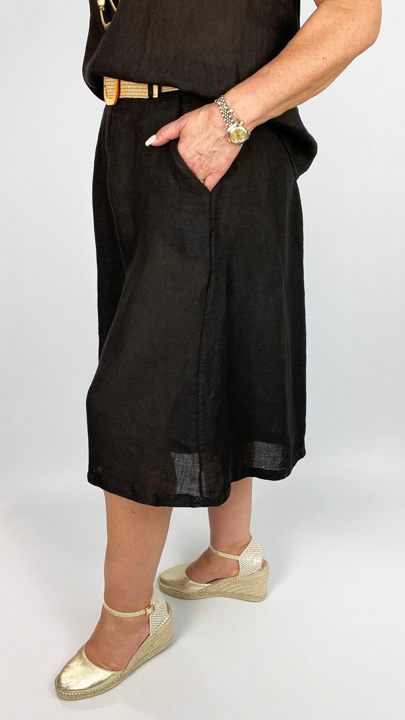 Linen Bermuda shorts w/ belt | 4 Colours